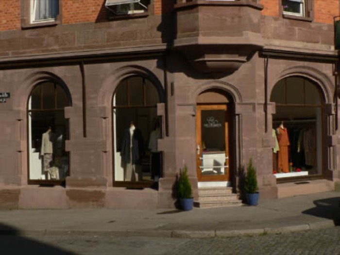 Sandstein-Eckhaus mit den Schaufenstern des Ateliers
