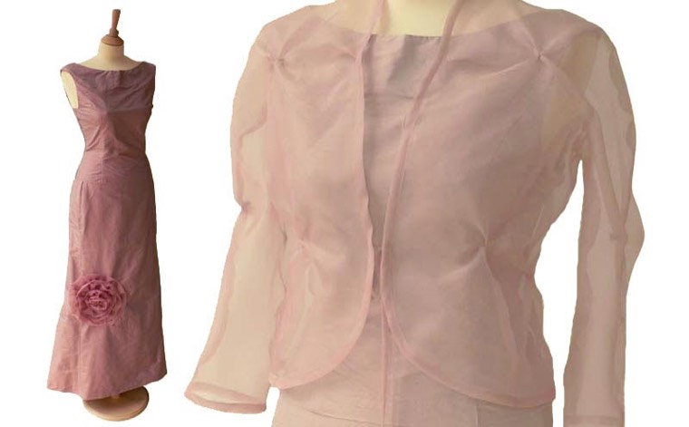 Rosé-farbenes Abendkleid mit Organza-Jäckchen