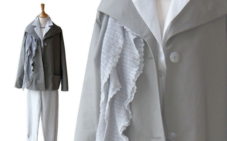 Graue Jacke mit Spitzenvolant und Perlmuttknöpfen