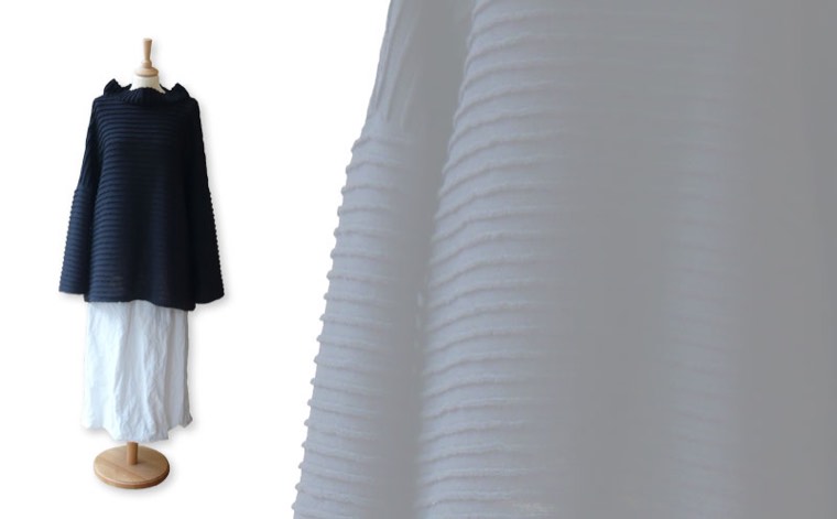 Marineblauer Strickpullover mit Struktur über weißem Leinenrock