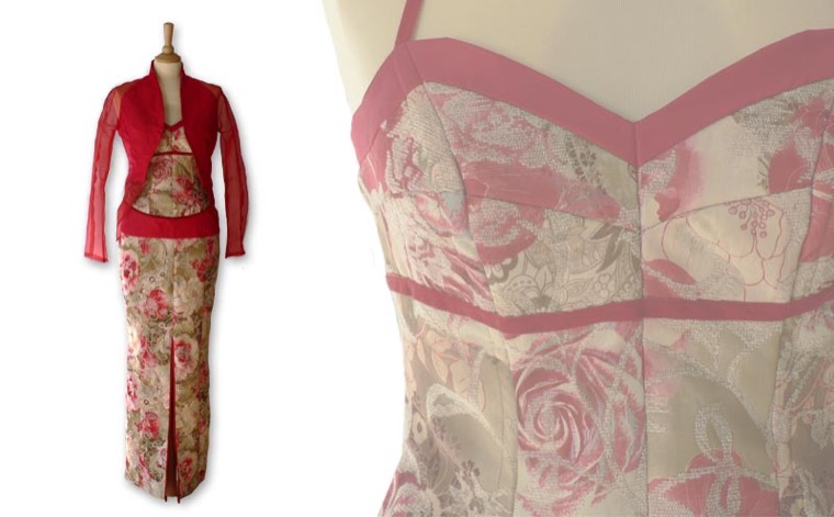 Langes Kleid aus Rosenjacquard mit rotem Organza-Bolero
