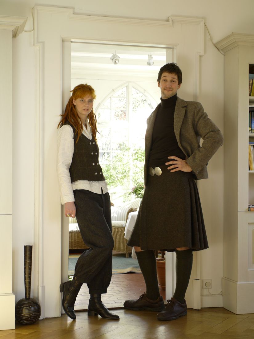 Tweed-Weste und Kilt, getragen von zwei Modellen im Atelier